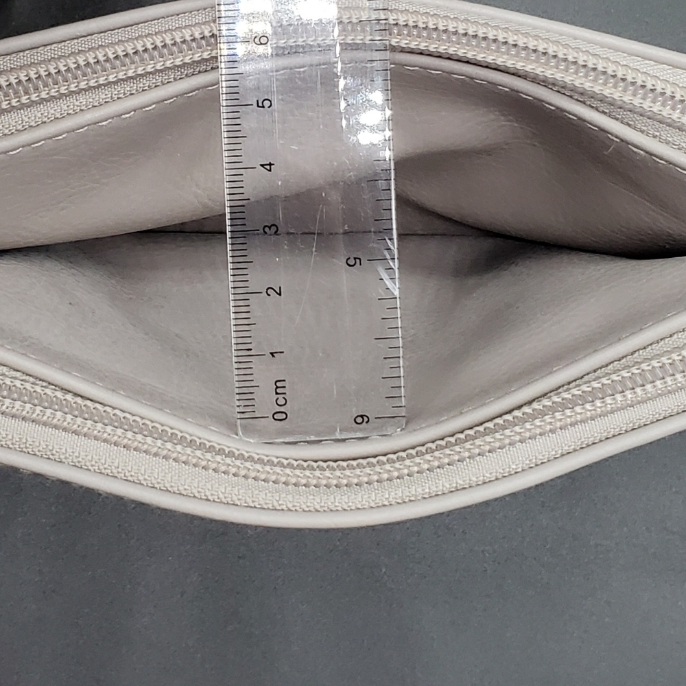 👜Kenneth Cole Reaction Crossbody Bag and Wristlet - Picture 9 of 10